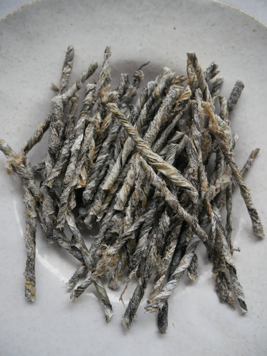 《無添加＆アップサイクル》《スケトウダラのネジネジトリーツ》